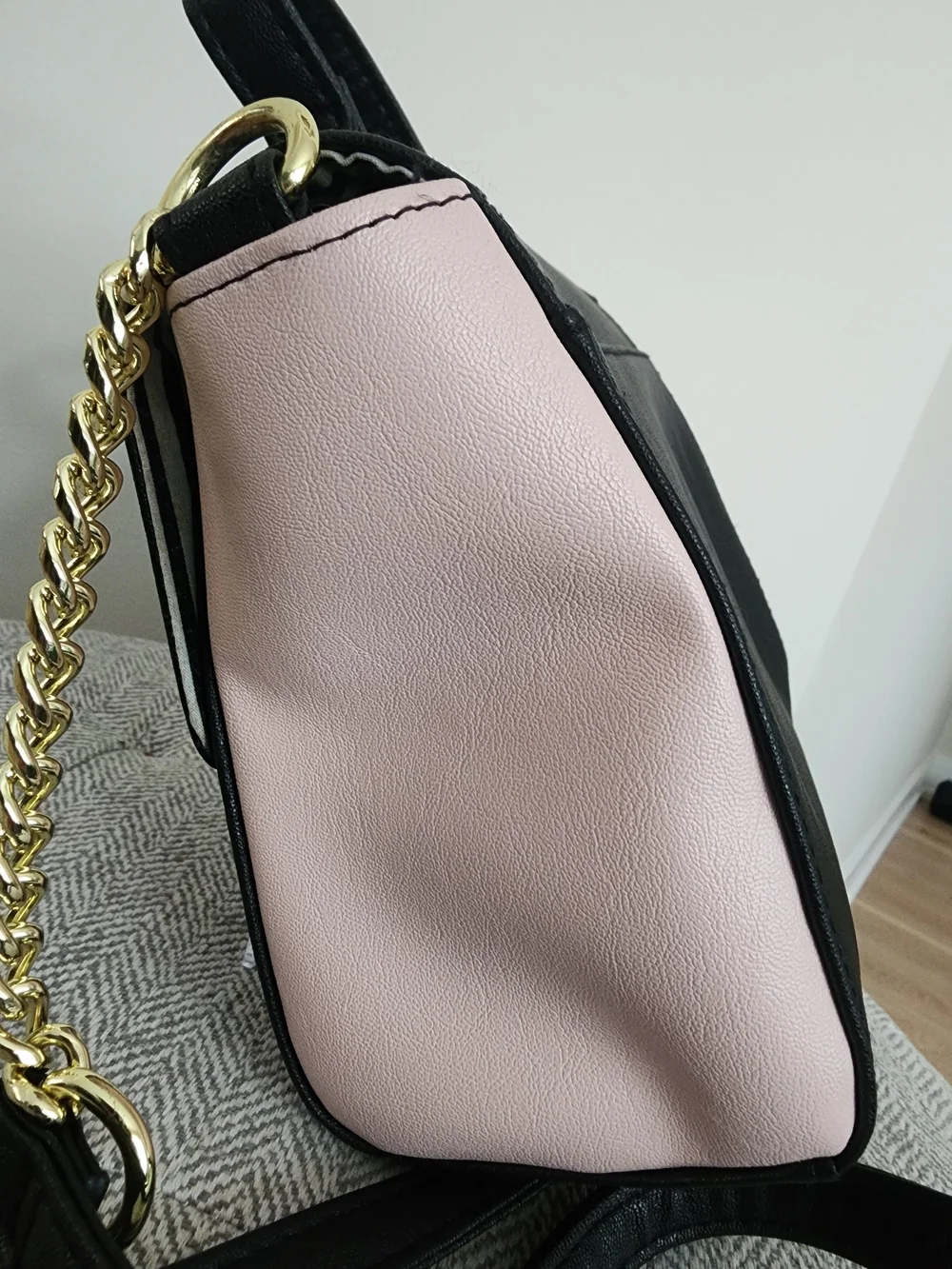 EUC Luv Betsey by Betsey Johnson Black crossbody Bag w/offwhite glitter bow